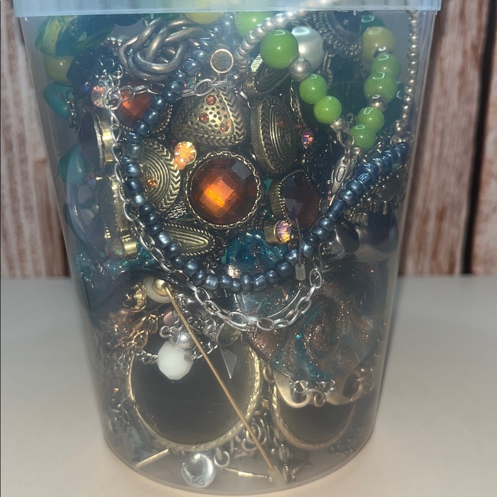 Mystery Jewelry Tub - Picture 4 of 7